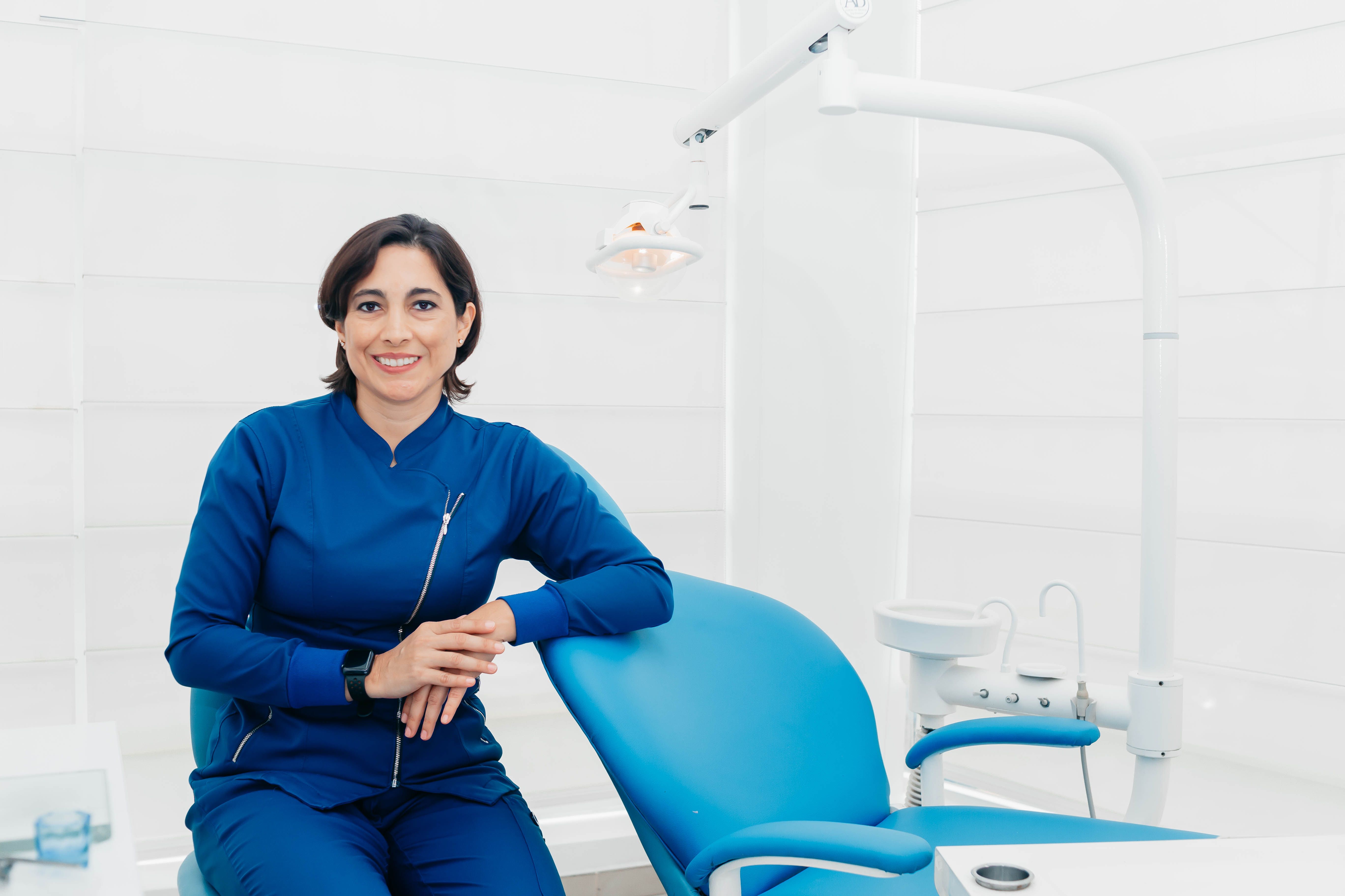 Dentista do Centro Odontológico Contagem em atendimento